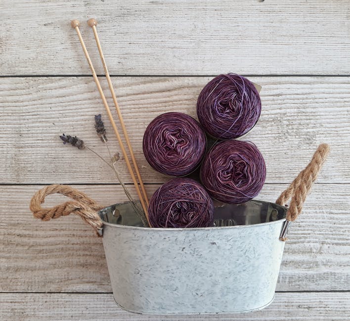 Кованые ворота с металлическим узором на въезде